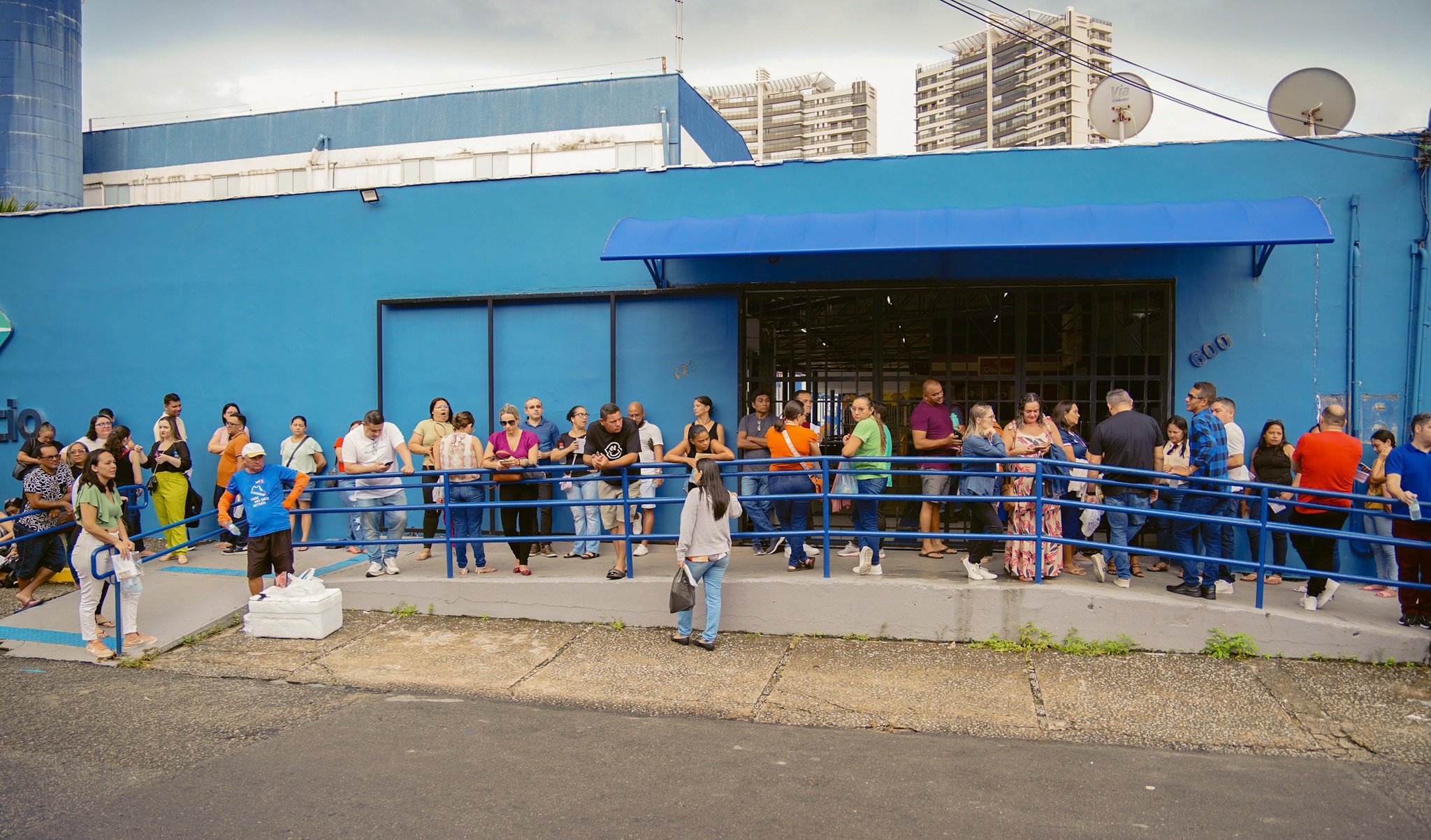 fila de pessoas para entrar no local do concurso da fagifor